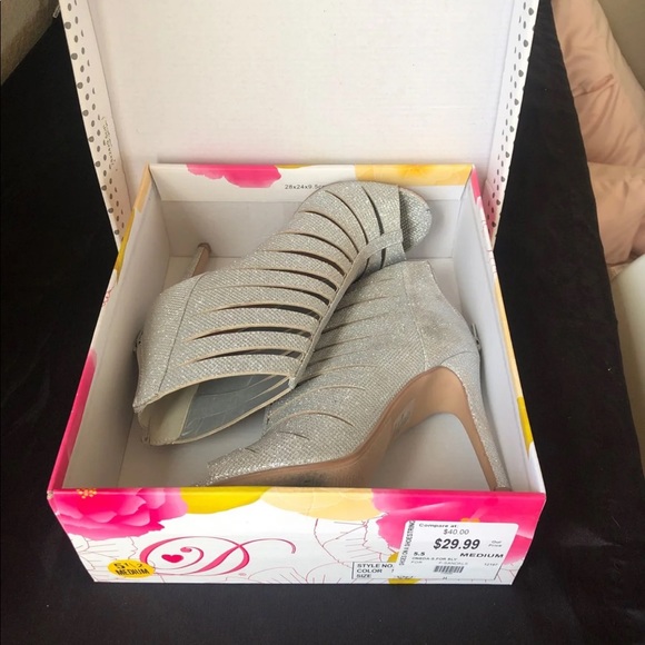 Silver heels - Picture 1 of 3